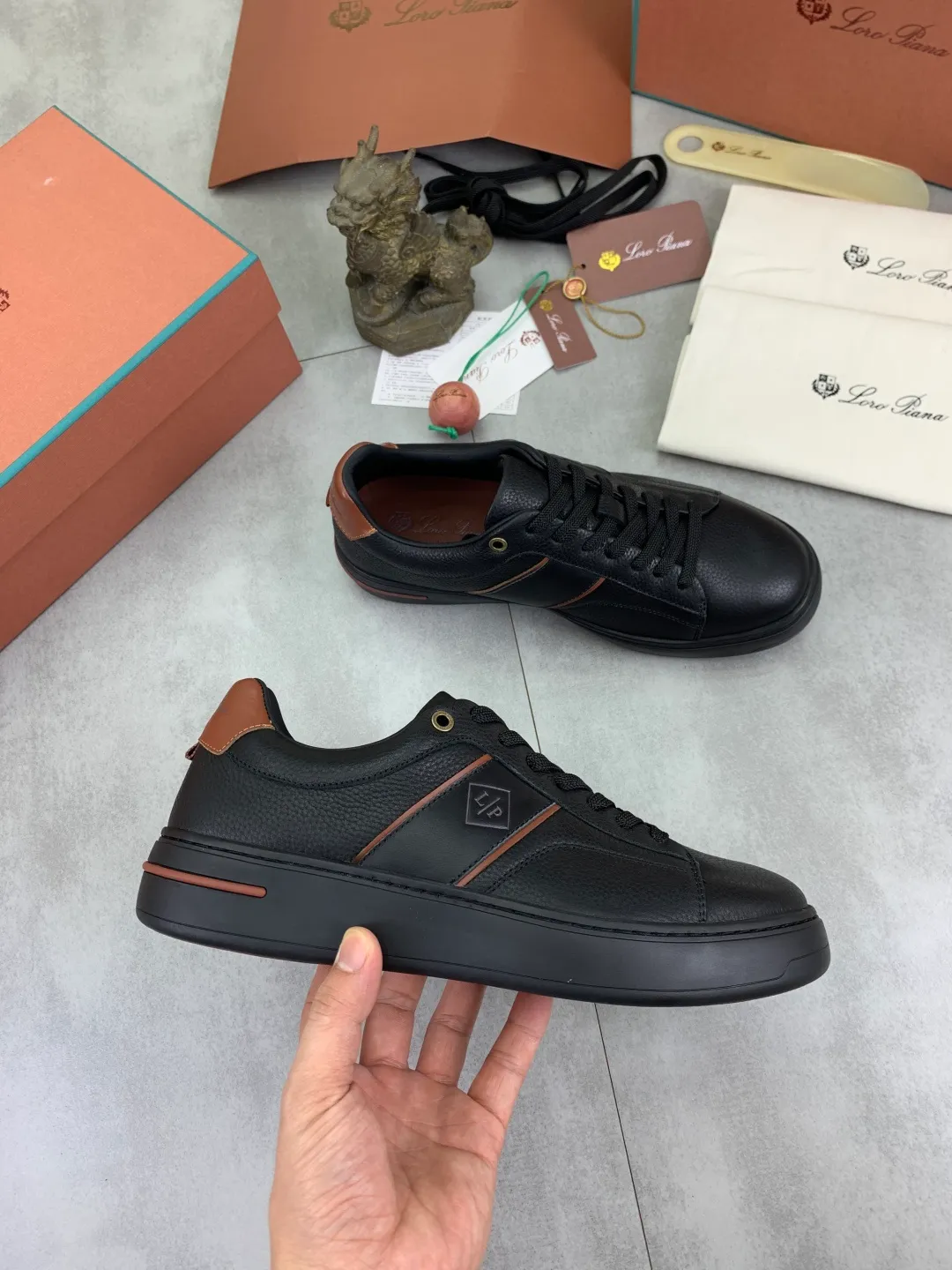 Men's men's shoes 💰P560 New style 💰High quality The latest casual shoes Loro Piana 💯Top grade💯Buy the original copy💯 Founded the existing Loro Piana company on April 24, 1924. It is now the sixth generation of family business, providing top quality products to customers who are discerning in taste and quality. Imported original fly woven fabric with cowhide fabric, plain calfskin lining. Hand-sewn thread with cowhide feet. Original packaging. Number of yards: 38-44 (customized for 45 and 46). 2️⃣ colors available.